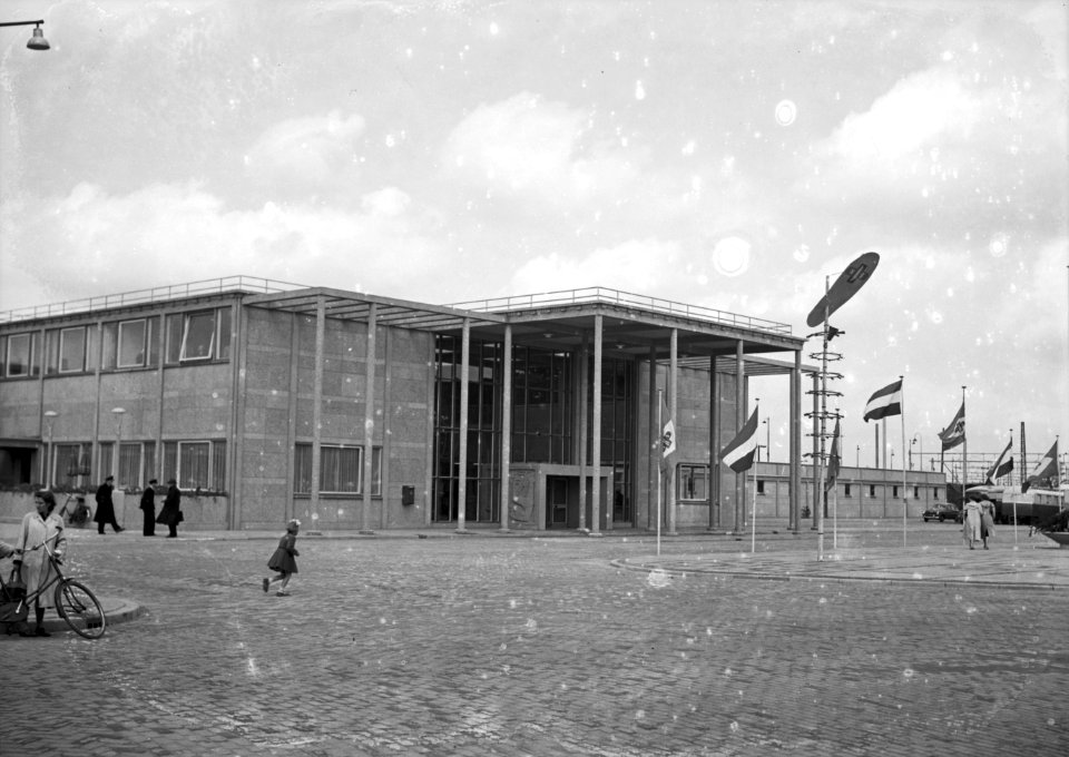 HUA-150881-Gezicht op de voor- en zijgevel van het N.S.-station Zutphen te Zutphen