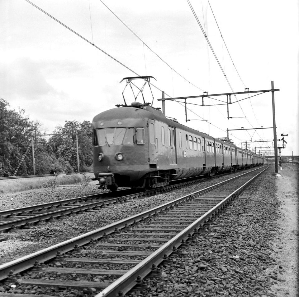 HUA-150923-Afbeelding van een electrisch treinstel mat 1946 van de NS gekoppeld met een electrisch treinstel mat 1954 op de spoorlijn Utrecht Arnhem ter hoogte v