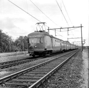 HUA-150923-Afbeelding van een electrisch treinstel mat 1946 van de NS gekoppeld met een electrisch treinstel mat 1954 op de spoorlijn Utrecht Arnhem ter hoogte v