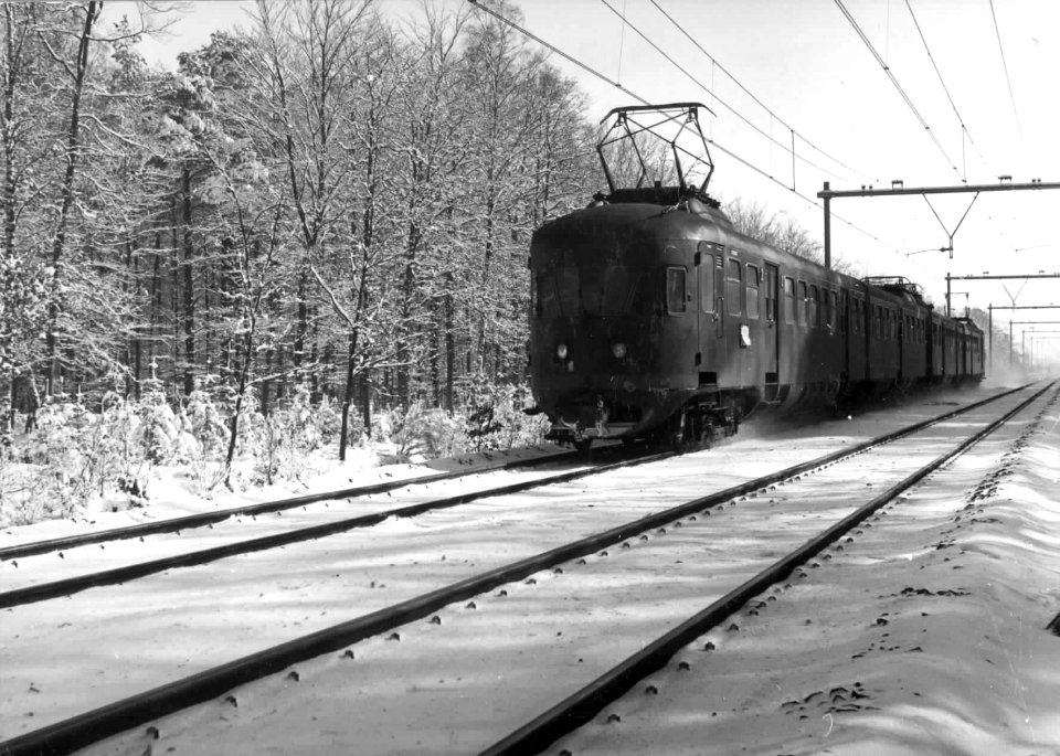 HUA-150957-Afbeelding van een electrisch treinstel mat. 1946 van de N.S. in de (besneeuwde) omgeving van Driebergen