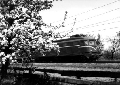 HUA-151005-Afbeelding van een electrische locomotief uit de serie 1000 van de NS in de omgeving van Geldermalsen