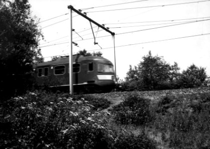 HUA-150989-Afbeelding van een electrisch treinstel mat. 1946 van de N.S. ter hoogte van Maarsbergen