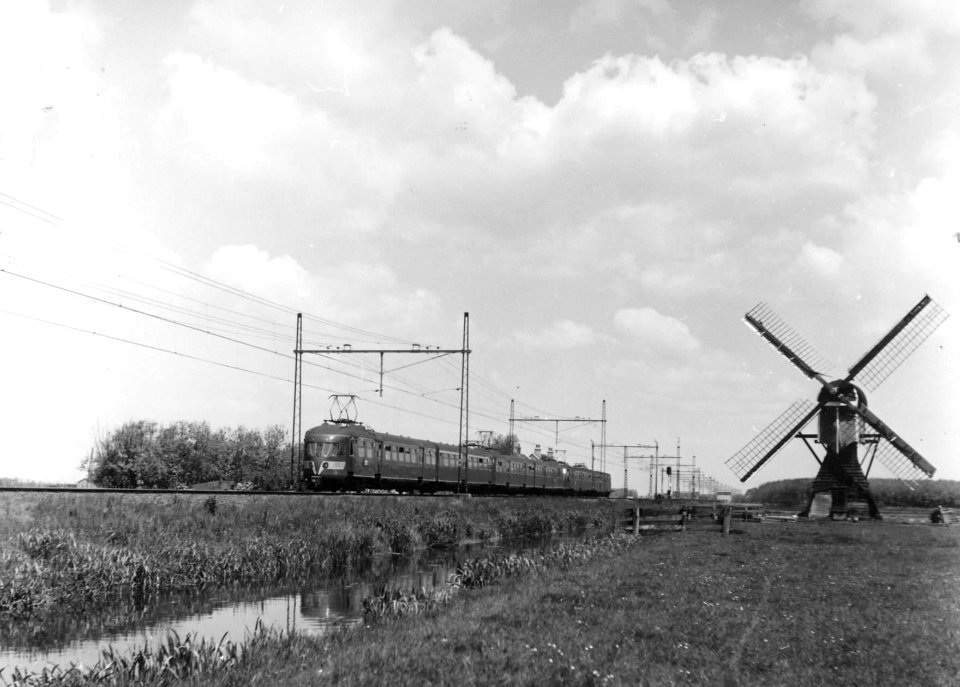 HUA-150959-Afbeelding van een electrisch treinstel mat. 1946, gekoppeld met een electrisch treinstel mat. 1954 van de N.S. in de omgeving van Lisse