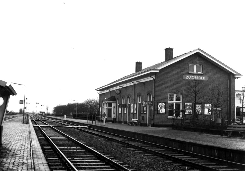 HUA-150878-Gezicht op de perronzijde van het NS station Zuidbroek te Zuidbroek