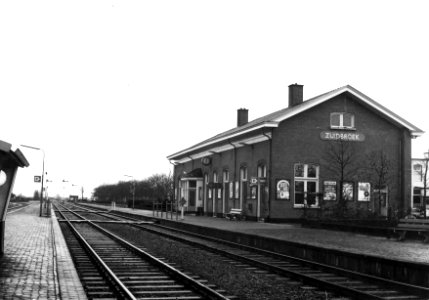 HUA-150878-Gezicht op de perronzijde van het NS station Zuidbroek te Zuidbroek