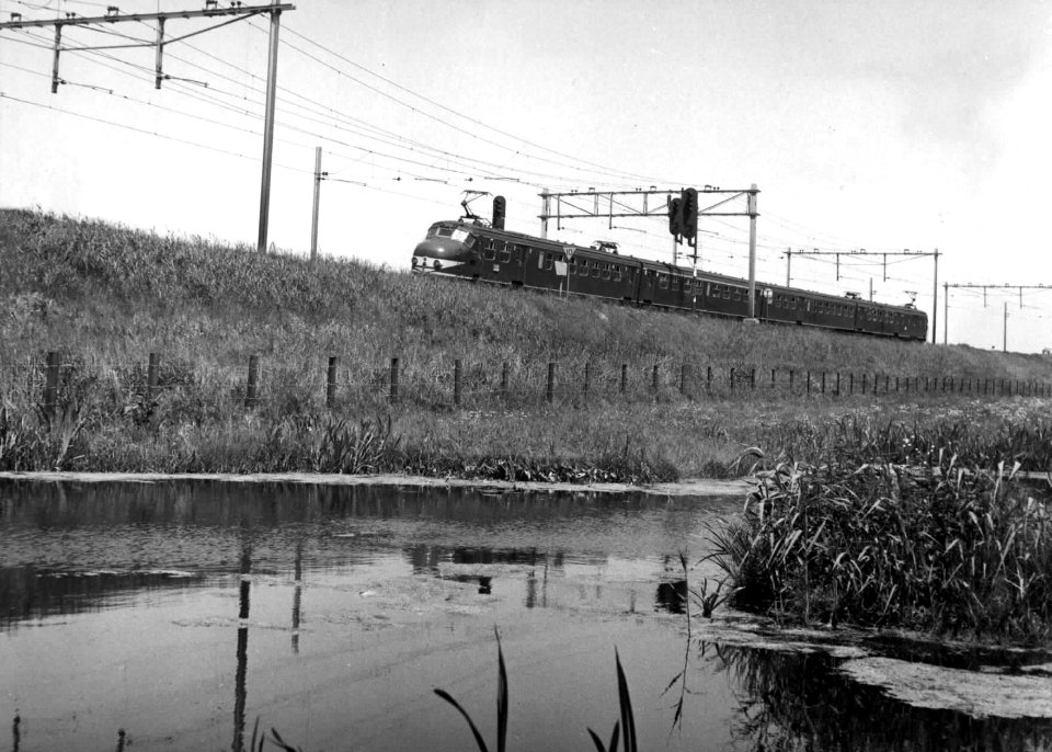 HUA-150965-Afbeelding van een electrisch treinstel mat. 1954 (plan P) van de N.S. ter hoogte van Gouda