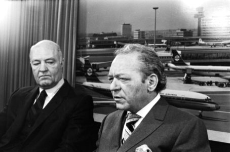 Howell M. Estes, vice-president (r) en Edward J. Daly, voorzitter en president, Bestanddeelnr 924-3426