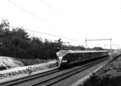 HUA-150966-Afbeelding van een electrisch treinstel mat. 1936 van de N.S. ter hoogte van Hulshorst