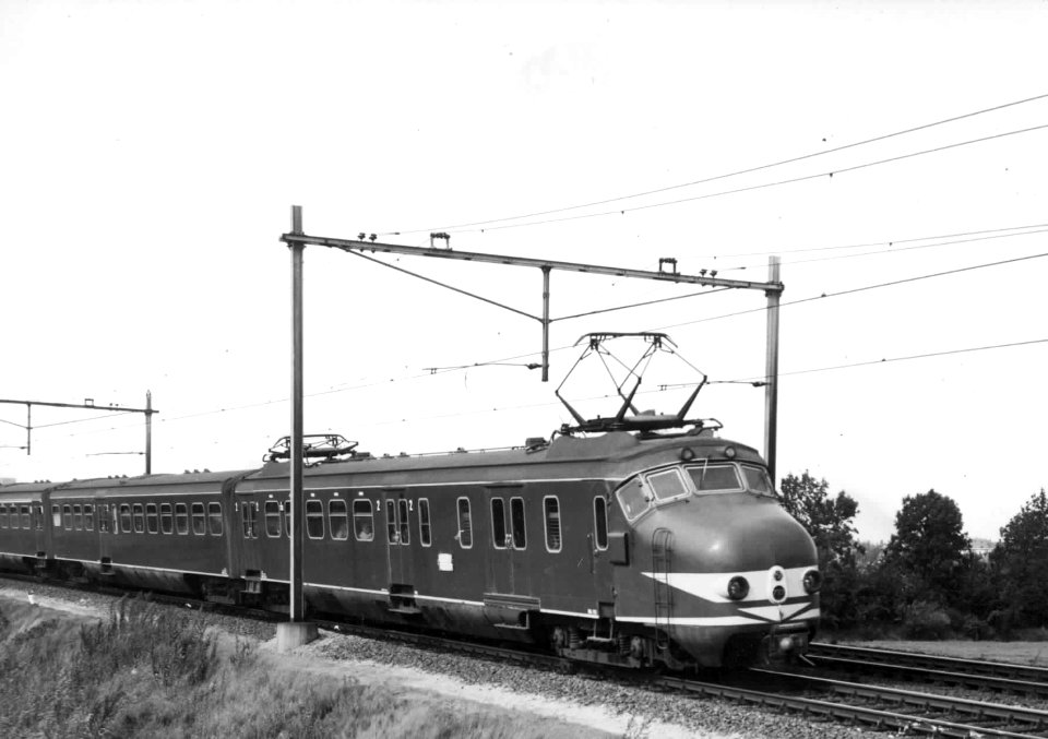 HUA-150981-Afbeelding van het electrische treinstel nr. 733 (mat. 1954, plan F) van de N.S