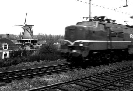 HUA-151043-Afbeelding van een gedeelte van een electrische locomotief uit de serie 1200 van de N.S. ter hoogte van Leiden