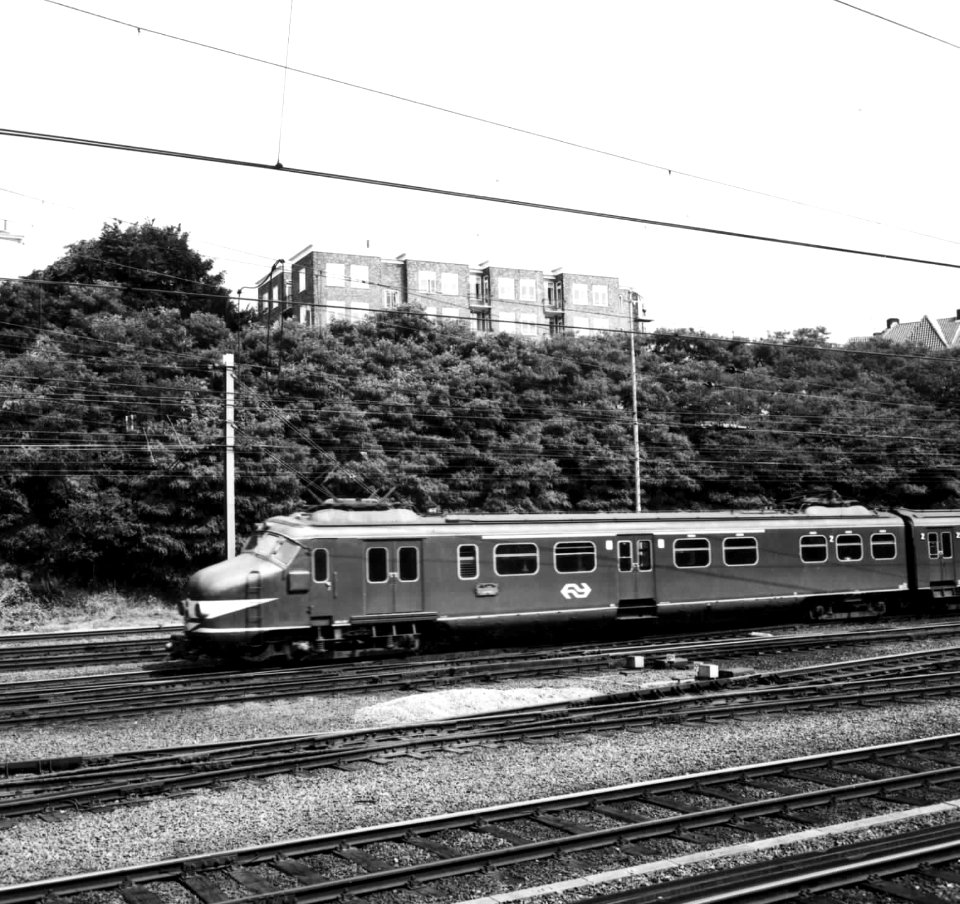 HUA-151023-Afbeelding van een electrisch treinstel mat 1954 van de NS op het emplacement te Arnhem