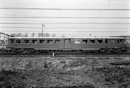 HUA-151185-Afbeelding van het diesel-electrische treinstel DE 1 nr. 21 (serie 21-50-Blauwe Engel) van de N.S. te Arnhem