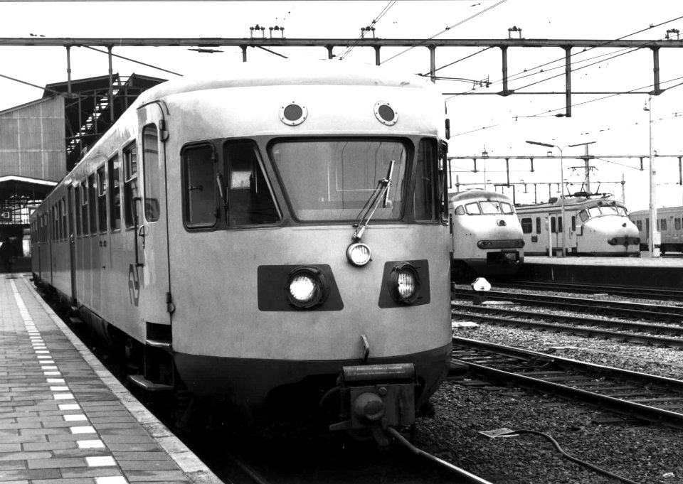 HUA-151204-Afbeelding van het gerenoveerde diesel-electrische treinstel DE 2 nr. 181 (oud nr. 99 van de serie 61-106-Blauwe Engel) van de N.S. te Zwolle