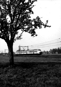 HUA-151042-Afbeelding van een electrisch treinstel mat. 1964 (plan V) van de N.S. ter hoogte van Vleuten