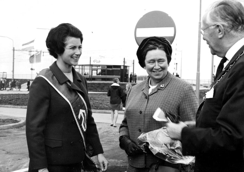 HUA-171843-Afbeelding van de opening van het nieuwe N.S.-station Haren te Haren, met links N.S.-ambassadrice Jeanne Vollemans en rechts burgemeester mr. F.W. van Ketwich Verschuur en zijn echtgenote