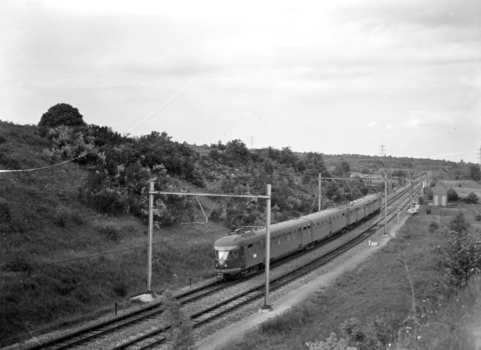 HUA-150903-Afbeelding van een electrisch treinstel mat. 1946 van de N.S. ter hoogte van Schin op Geul