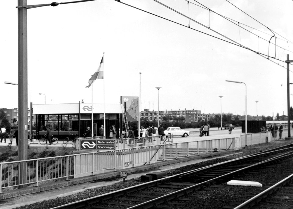 HUA-171864-Gezicht op het NS station Tilburg West te Tilburg op de dag van de opening van de halte