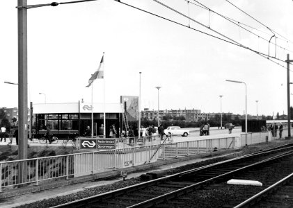 HUA-171864-Gezicht op het NS station Tilburg West te Tilburg op de dag van de opening van de halte