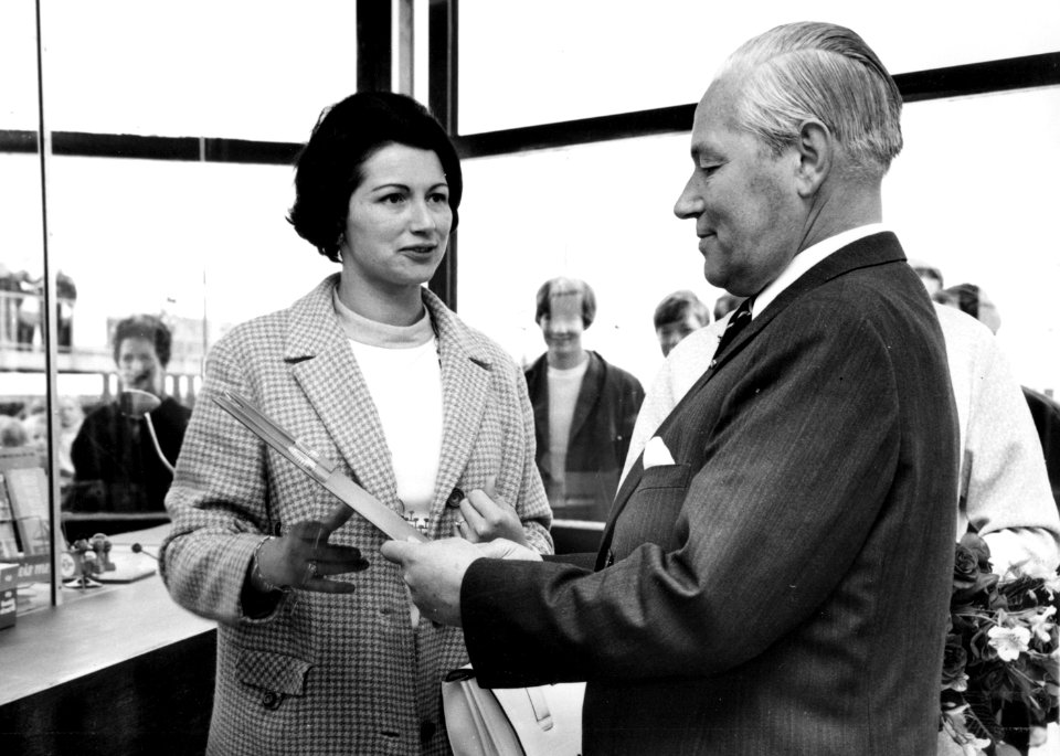 HUA-171868-Afbeelding van de opening van het nieuwe N.S.-station Vlaardingen West te Vlaardingen, met links N.S.-ambassadrice Jeanne Vollemans en rechts burgemeester mr. J. Heusdens