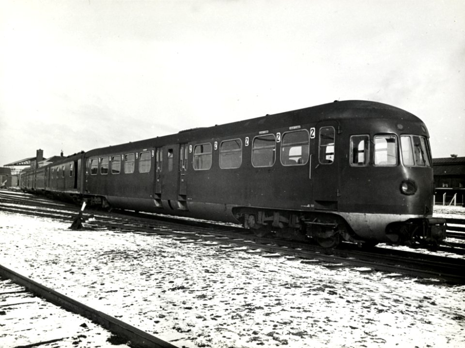 HUA-151184-Afbeelding van het diesel electrische treinstel nr 190 voorheen nr 60 uit de serie 181 197 DE 5 voorheen serie 51 68 van de NS ter hoogte van de werkp