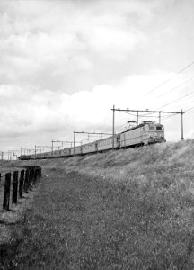 HUA-150910-Afbeelding van de electrische locomotief van de NS nr 1310 serie 1300 met rijtuigen ter hoogte van Gouda