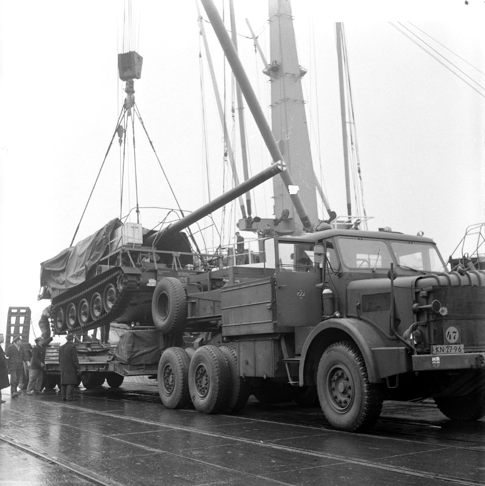 Houwitsers 175 mm, uit Amerika in Rotterdam aangekomen, de eerste wordt verladen, Bestanddeelnr 918-7240