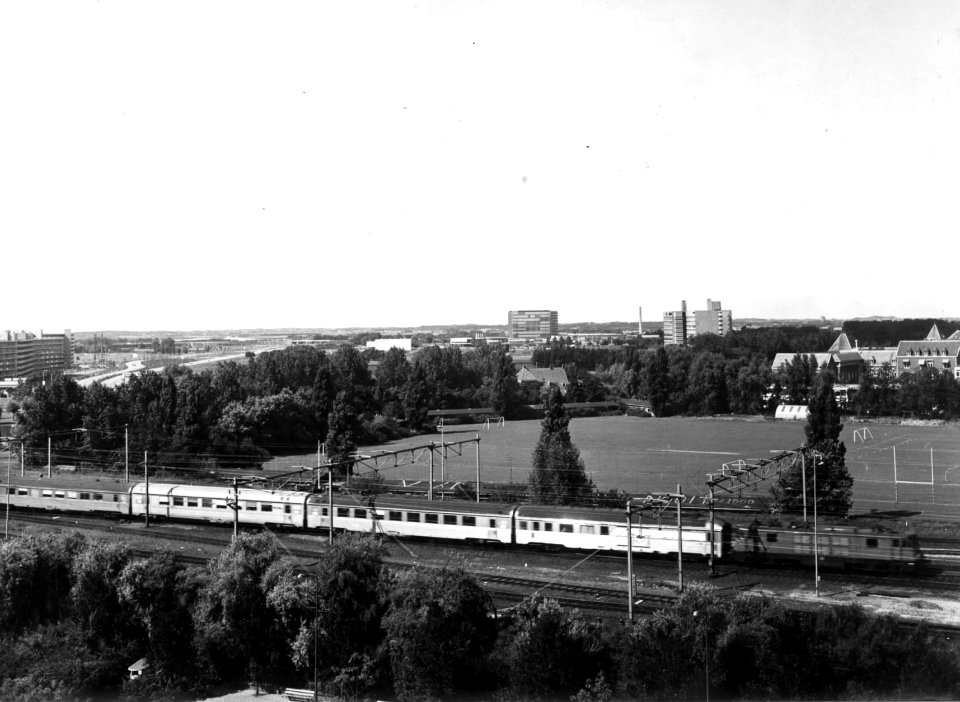 HUA-150992-Afbeelding van een (internationale) Franse T.E.E.-trein trein, getrokken door een electrische locomotief van de S.N.C.B. (Belgische spoorwegen) ter hoogte van Leiden