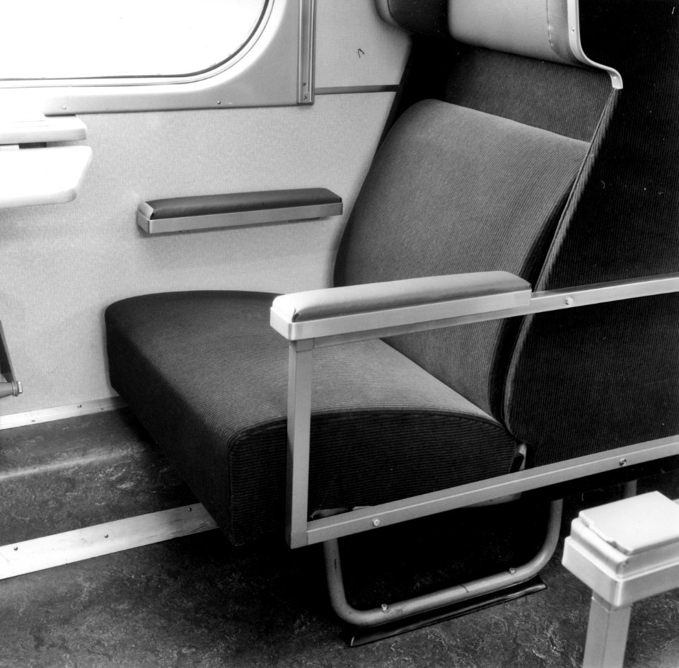 HUA-171798-Interieur van het electrische treinstel nr. 1970 (mat. 1954, plan P) van de N.S.- A-rijtuig, met normale stoelen