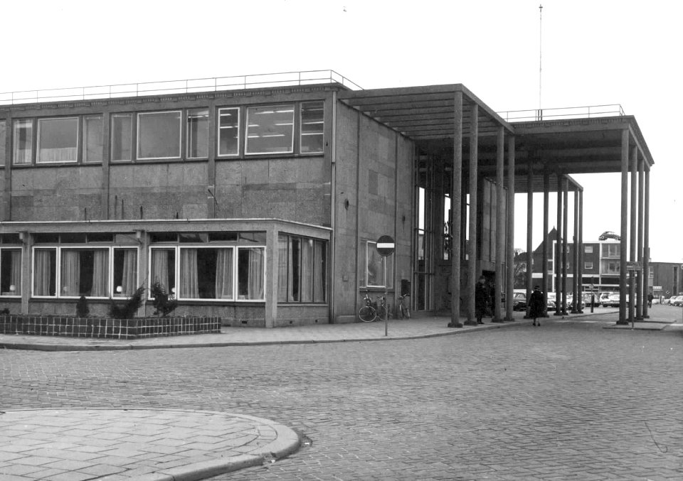 HUA-150882-Gezicht op de zij- en voorgevel van het N.S.-station Zutphen te Zutphen