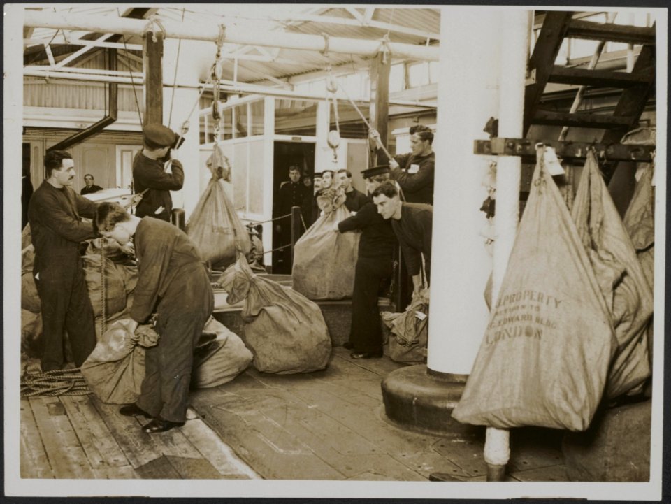 How the Fleet receives its mails. Hoisting mail bags from sorting rooms, Bestanddeelnr 158-2659