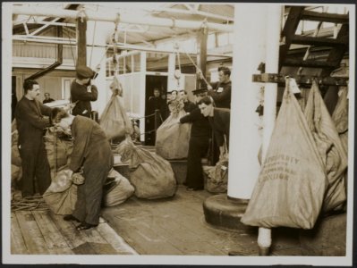 How the Fleet receives its mails. Hoisting mail bags from sorting rooms, Bestanddeelnr 158-2659
