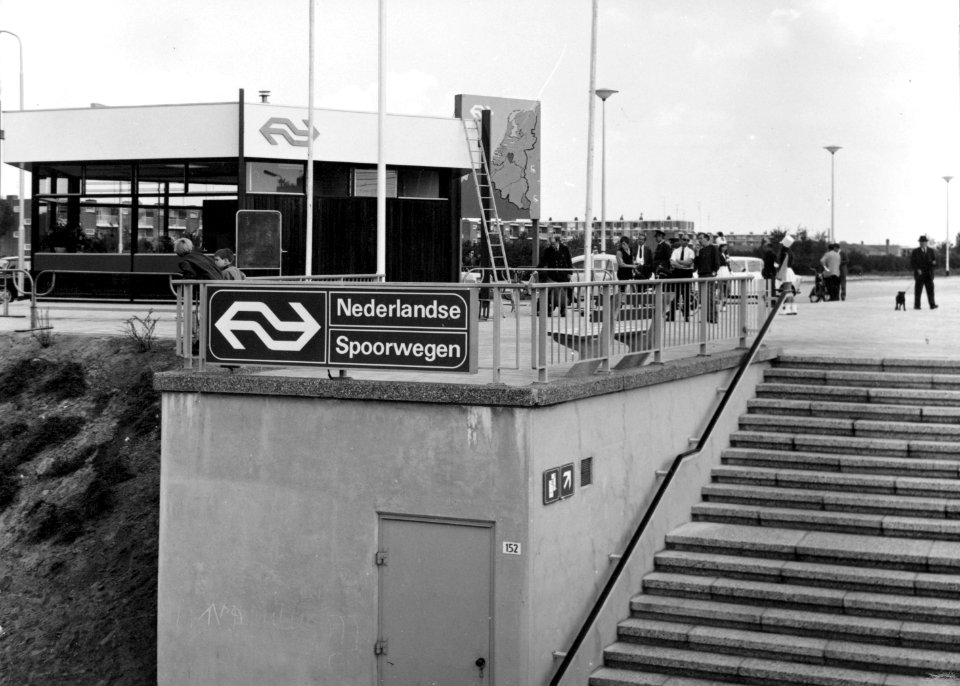 HUA-171862-Gezicht op het N.S.-station Tilburg West te Tilburg, op de dag van de opening van de halte
