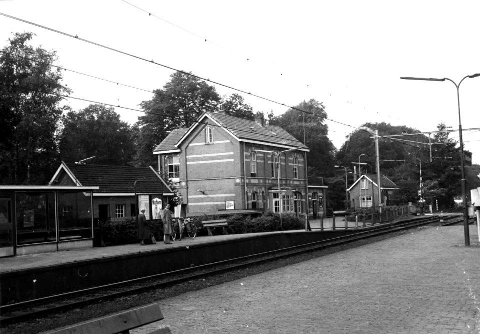 HUA-150848-Gezicht op de perronzijde van het NS station Wolfheze te Wolfheze