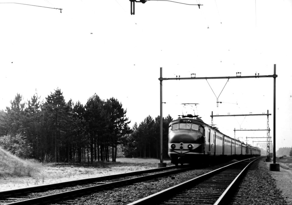 HUA-150984-Afbeelding van twee gekoppelde electrische treinstellen mat. 1954 van de N.S. ter hoogte van Hulshorst