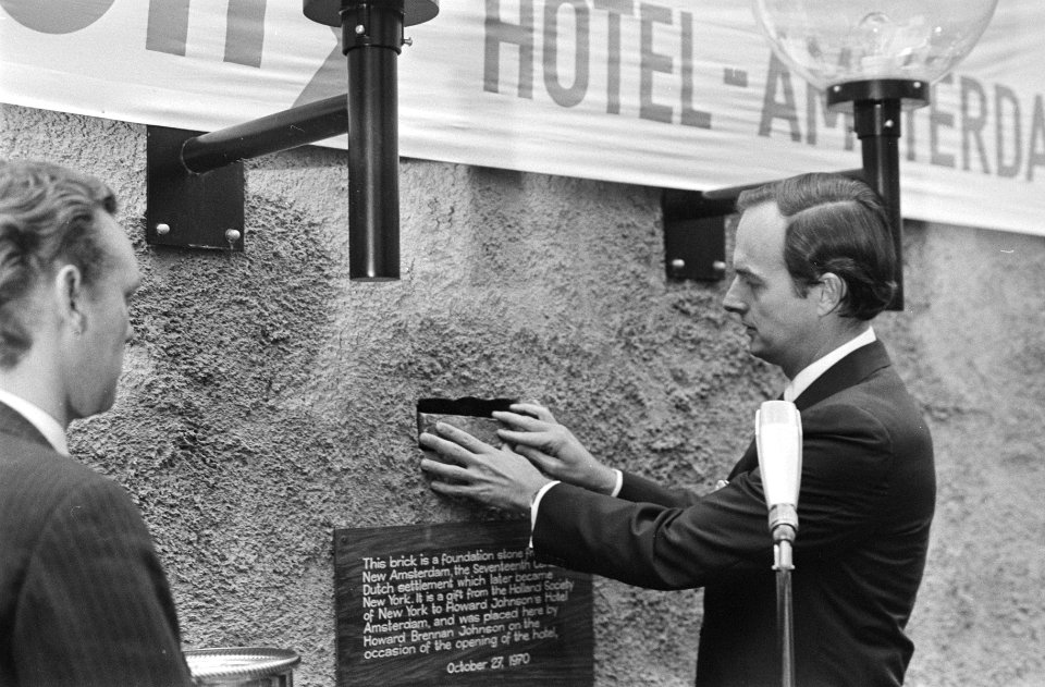 Howard Johnsons Hotel in Amsterdam geopend Howard Johnson jr. metselt steen in, Bestanddeelnr 923-9594