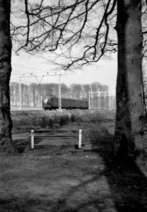 HUA-150909-Afbeelding van een electrisch treinstel mat. 1946 van de N.S. ter hoogte van De Steeg