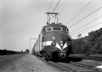 HUA-150949-Afbeelding van het electrische treinstel nr 763 plan P mat 1954 van de NS met nieuwe neusbeschildering te Maarn