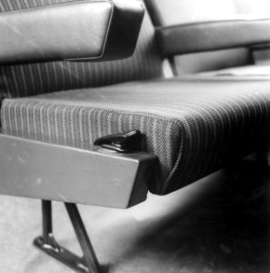 HUA-171800-Interieur van het electrische treinstel nr 1970 mat 1954 plan P van de NS verstelknop voor de rugleuning van een Laser stoel 