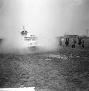 Hovercraft VA 2 demonstreert. Op het water in de Ussellincxhaven, Bestanddeelnr 915-0512