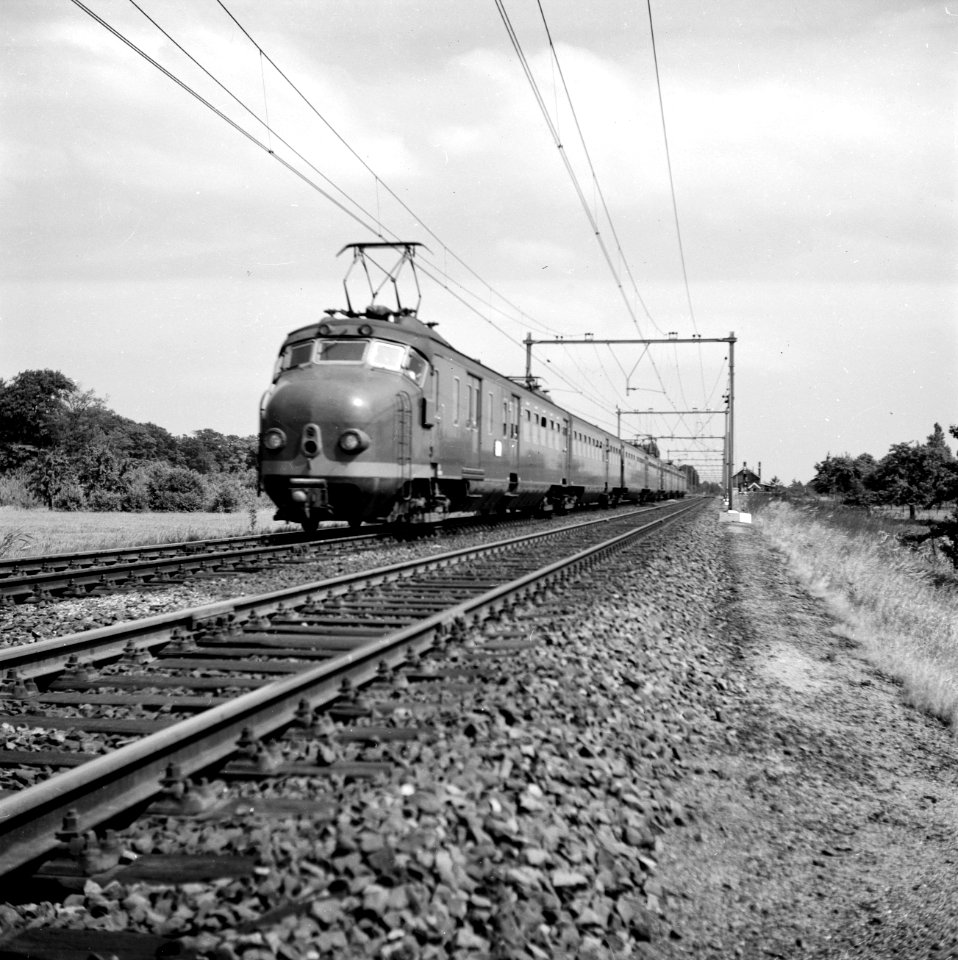 HUA-150952-Afbeelding van twee gekoppelde electrische treinstellen mat. 1954 van de N.S. ter hoogte van Utrecht (Lunetten)