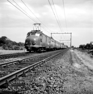 HUA-150952-Afbeelding van twee gekoppelde electrische treinstellen mat. 1954 van de N.S. ter hoogte van Utrecht (Lunetten)