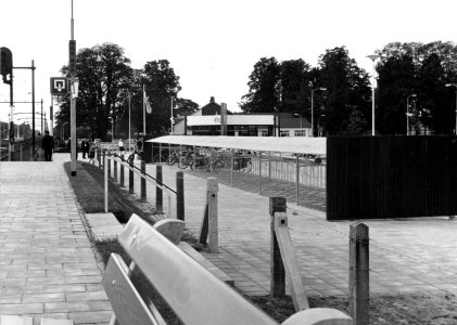 HUA-171861-Gezicht op de rijwielstalling bij het nieuwe N.S.-station Tilburg West te Tilburg