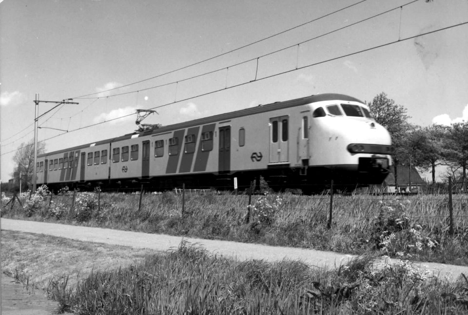 HUA-150994-Afbeelding van een electrisch treinstel mat. 1964 (plan V) van de N.S. ter hoogte van Boskoop
