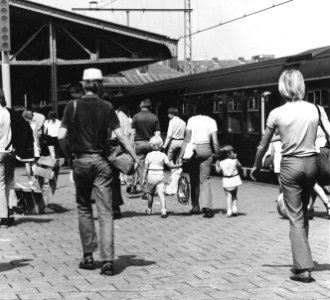 HUA-171339-Afbeelding van gearriveerde treinreizigers op het perron van het NS station Zandvoort aan Zee te Zandvoort