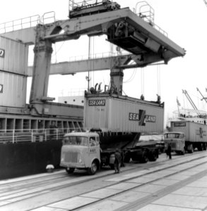 HUA-171561-Afbeelding van de overslag van containers van rederij Sea-Land op de Europe Container Terminals (E.C.T.) in de Eemhaven te Rotterdam