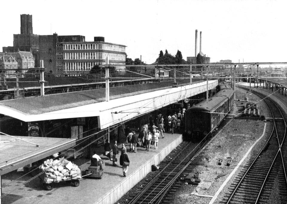 HUA-171320-Gezicht op het derde perron (zuidzijde) van het N.S.-station Utrecht C.S. te Utrecht, met links op de achtergrond het stationspostkantoor