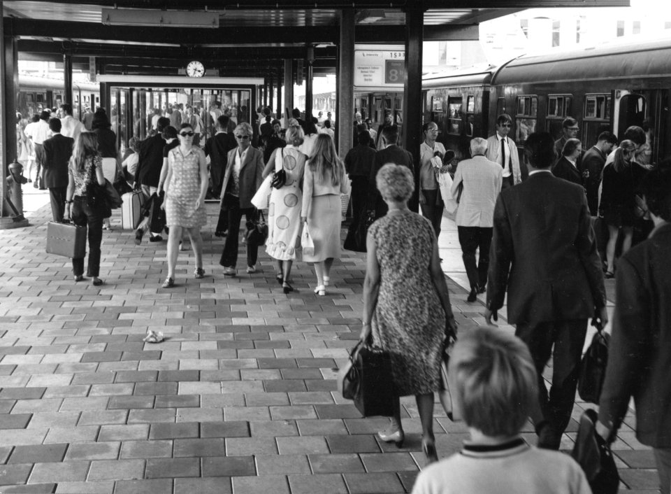 HUA-171327-Afbeelding van treinreizigers op het nieuwe, vierde perron van het N.S.-station Utrecht C.S. te Utrecht