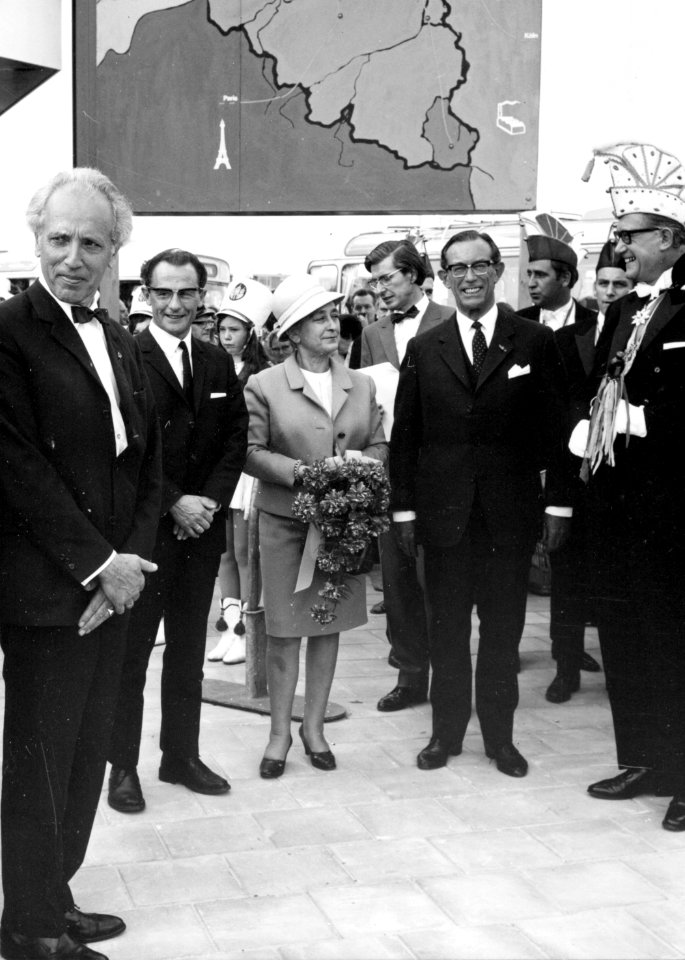 HUA-171854-Afbeelding van de opening van het nieuwe N.S.-station Tilburg West te Tilburg, met van links naar rechts commissaris van de koningin dr. C.N.M. Kortmann, president-directeur mr. M.G. de Bruin van de N