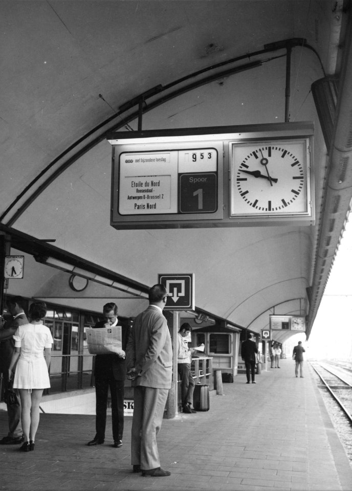HUA-171314-Gezicht op het eerste perron van het N.S.-station Rotterdam C.S. te Rotterdam, met een centrale treinaanwijzer