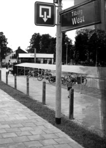 HUA-171863-Gezicht op de rijwielstalling bij het nieuwe N.S.-station Tilburg West te Tilburg